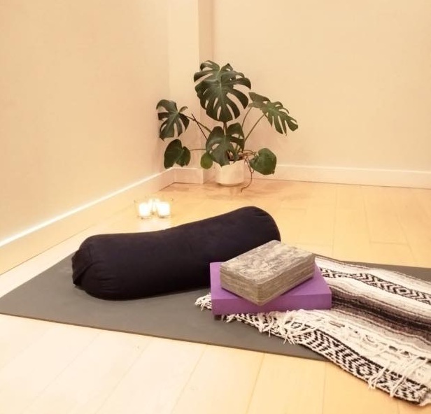 group yoga with Yuko at Yukoholistic in Brighton group yoga with Yuko at Yukoholistic in Brighton